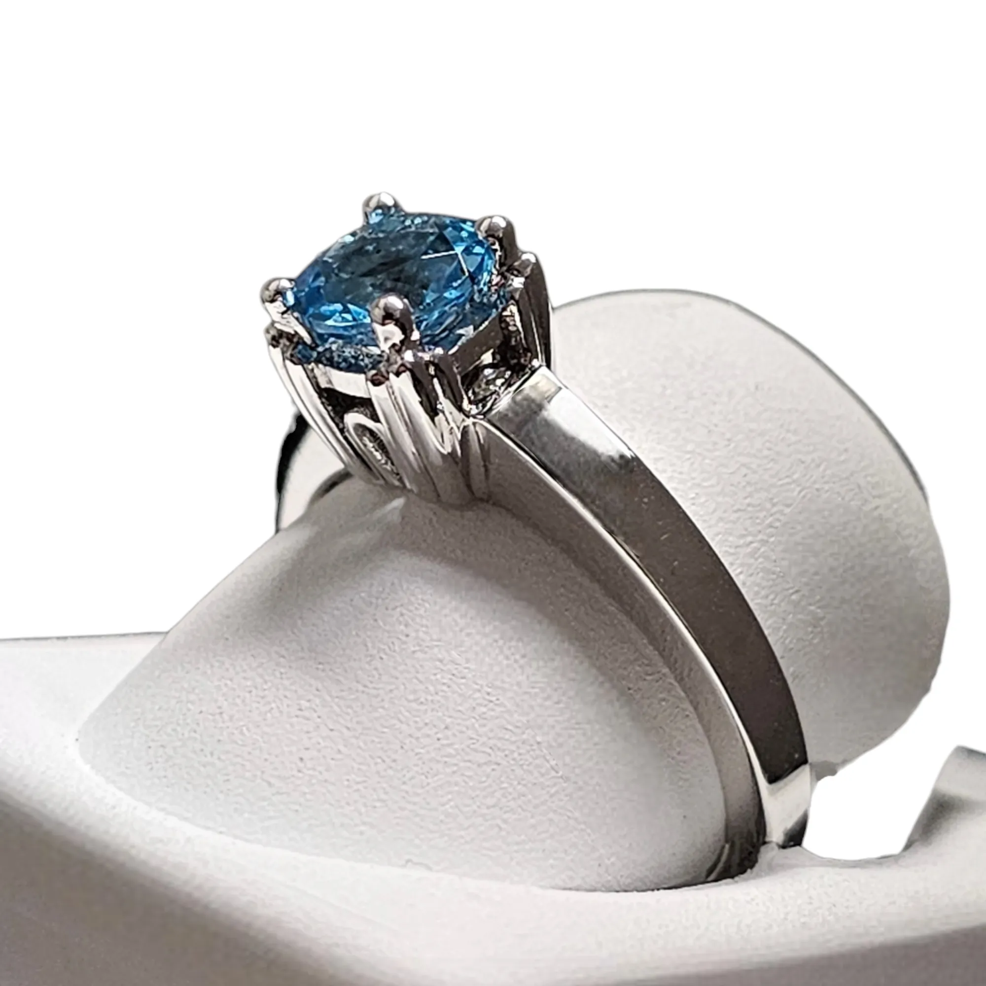 18Kt White Gold Blue Topaz Solitare Ring