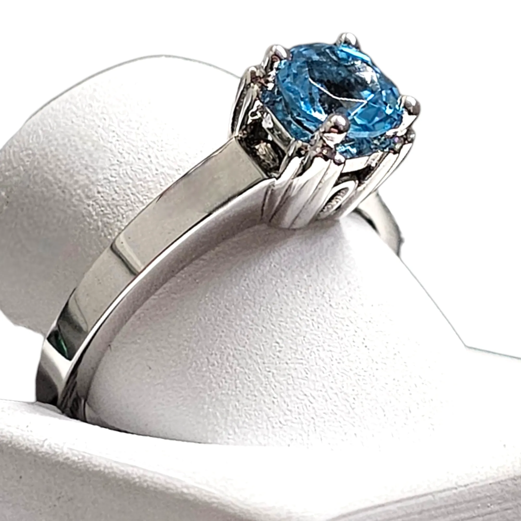 18Kt White Gold Blue Topaz Solitare Ring