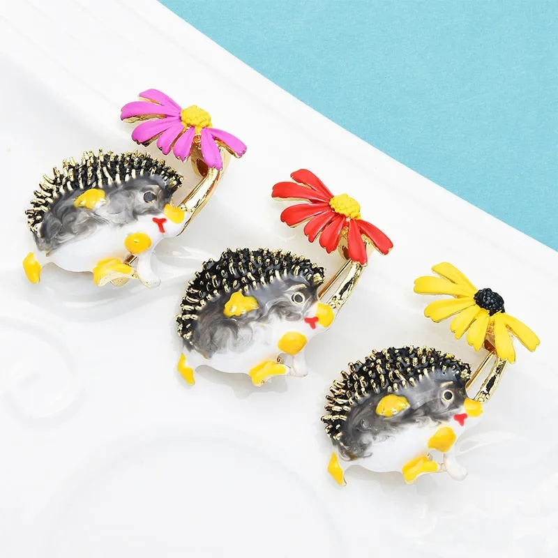 Wuli&amp;baby Lovely Hold Flower Hedgehog Brooches Women 8-colors Animal Pet Party Office Causal Brooch Pins Gifts ёжик с ромашкой