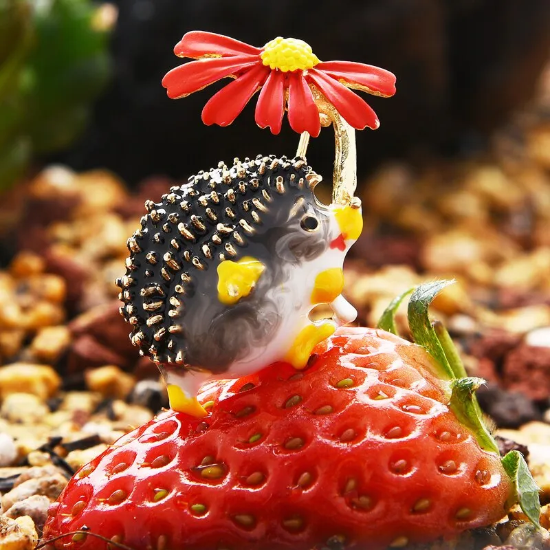Wuli&amp;baby Lovely Hold Flower Hedgehog Brooches Women 8-colors Animal Pet Party Office Causal Brooch Pins Gifts ёжик с ромашкой